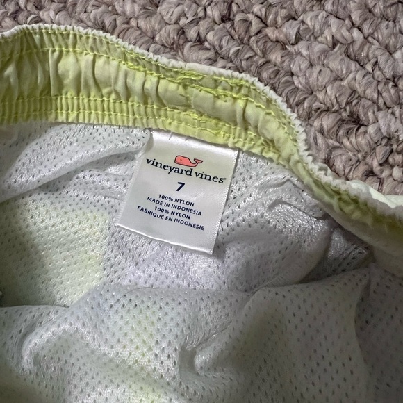 Vineyard Vines boys swim trunks size 7 - Picture 2 of 3